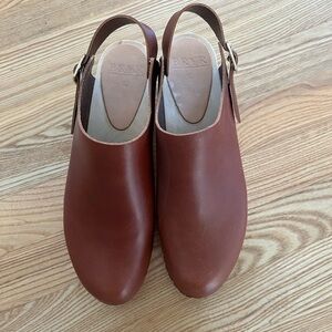 Bryr Chestnut Leather Clogs